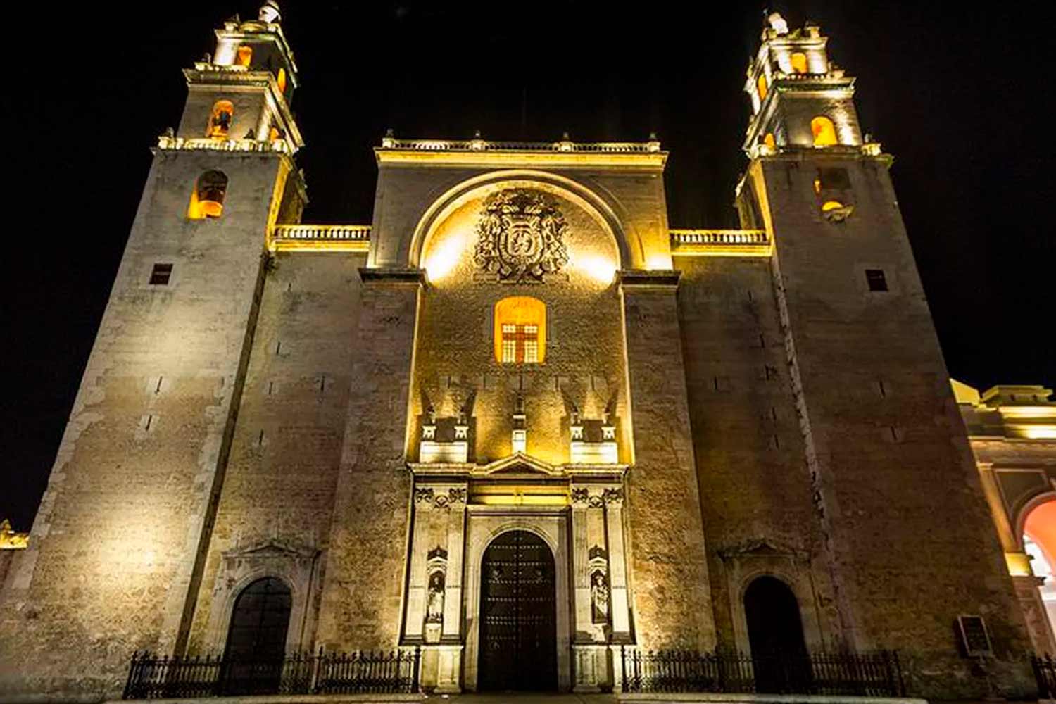 Catedral de San Ildefonso en Mérida, Yucatán, iluminada de noche.