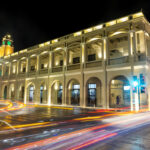 Centro Cultural Olimpo en Mérida, Yucatán, de noche.