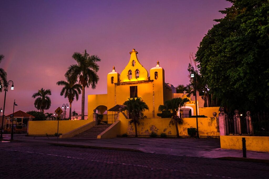 Ermita de Santa Isabel en Mérida, Yucatán, al atardecer.