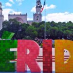 Plaza Grande de Mérida con la Catedral y el letrero de Mérida.