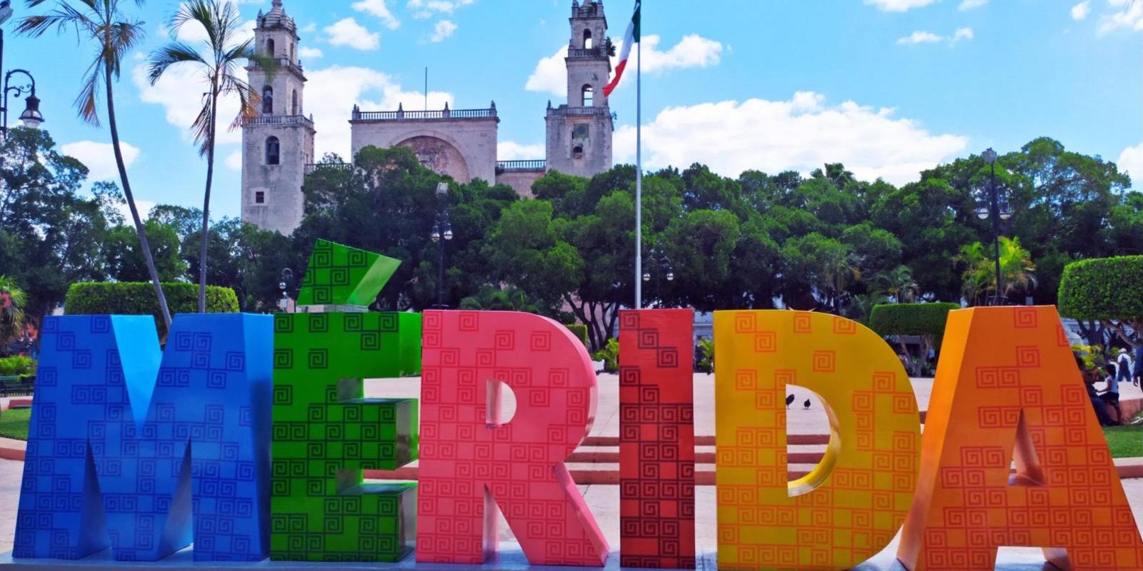 Plaza Grande de Mérida con la Catedral y el letrero de Mérida.