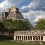 Pirámide del Adivino y el Cuadrángulo de las Monjas en Uxmal, Yucatán.