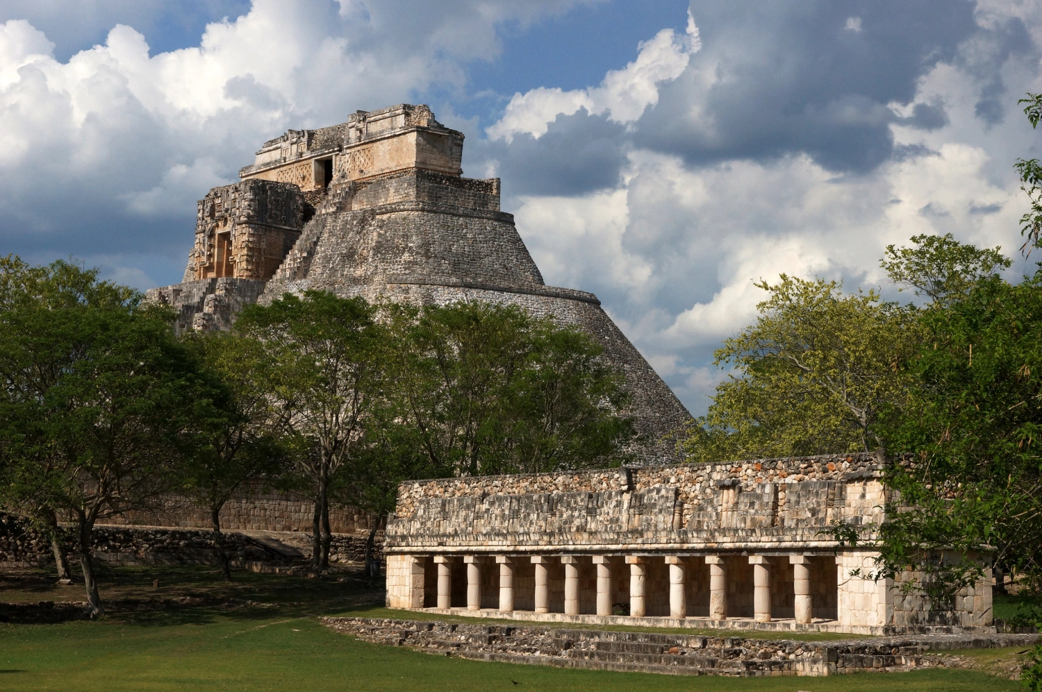 Pirámide del Adivino y el Cuadrángulo de las Monjas en Uxmal, Yucatán.