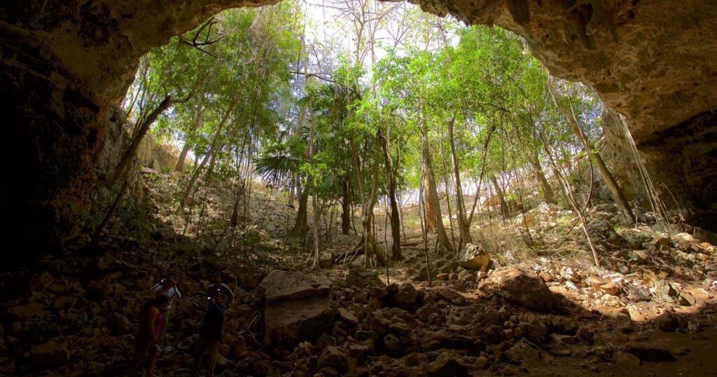 Entrada a las grutas de Calcehtok en Yucatán.
