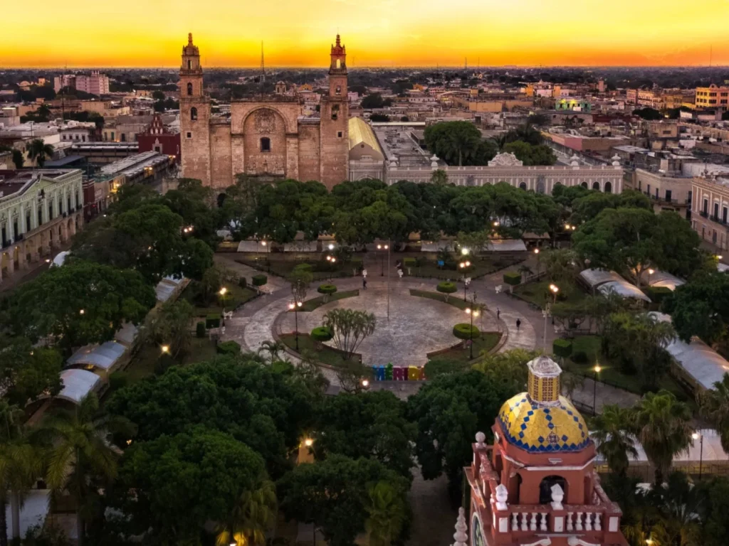 Vista aérea de la Plaza Grande en Mérida, Yucatán, al atardecer.