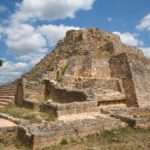 Pirámide principal de Oxkintok, Yucatán, con escalinatas y detalles arquitectónicos mayas.
