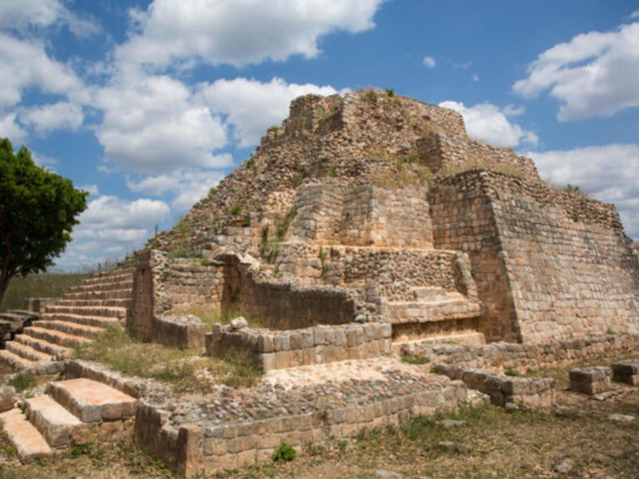 Pirámide principal de Oxkintok, Yucatán, con escalinatas y detalles arquitectónicos mayas.