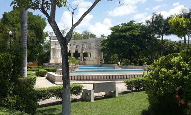 Parque de las Américas en Mérida, Yucatán, con la fuente y el teatro al aire libre.