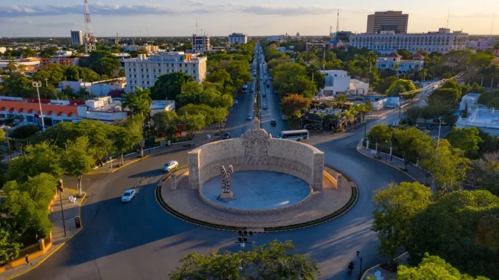 Avenida Paseo de Montejo con el Monumento a la Patria, edificios históricos y árboles.