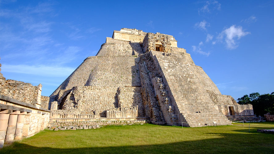 Pirámide del Adivino en Uxmal, Yucatán, México.