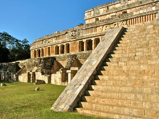 El Palacio de Sayil, Yucatán: una joya de la arquitectura Puuc.