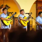 Serenata yucateca con trovadores y guitarras.
