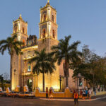 Catedral de San Servacio en Valladolid, Yucatán, al anochecer.