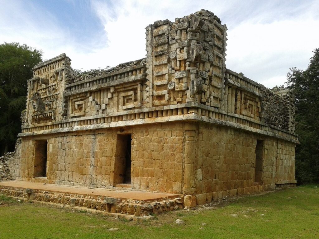 Ruinas de Xlapak, Yucatán, con detalles de la arquitectura Puuc.